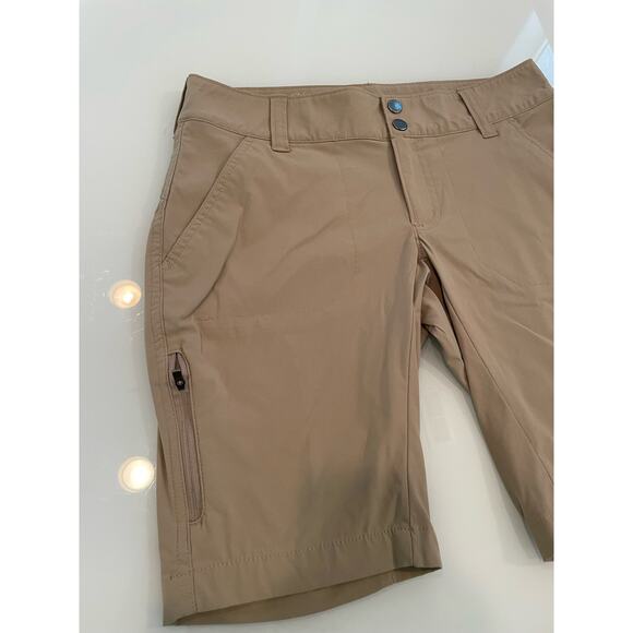 Columbia Women’s Beige Hiking Shorts Size 4 Slim Fit Zip Pockets - Picture 2 of 4